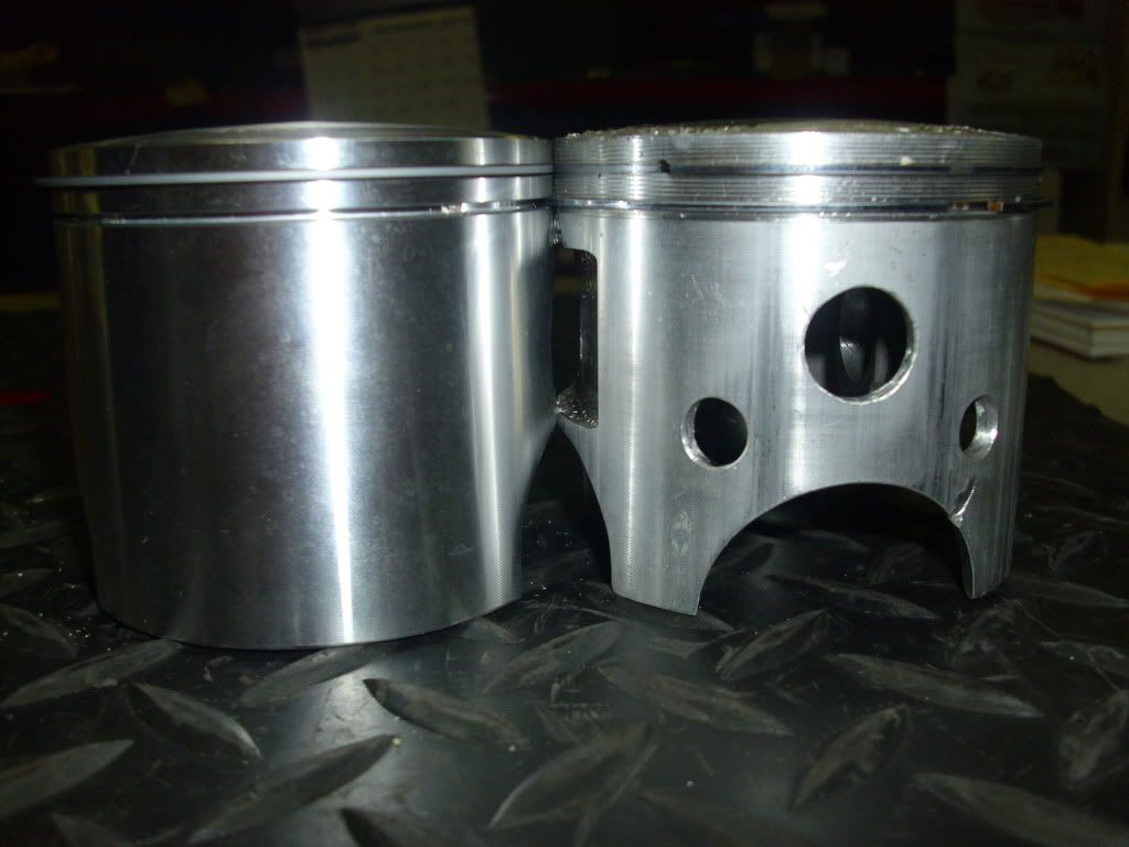 JS550 Wiseco Piston boost ports and exhaust lube ports